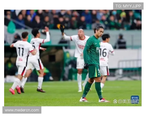 国家队前锋伤愈复出力争首发位置球队备战即将到来的世界大赛决胜