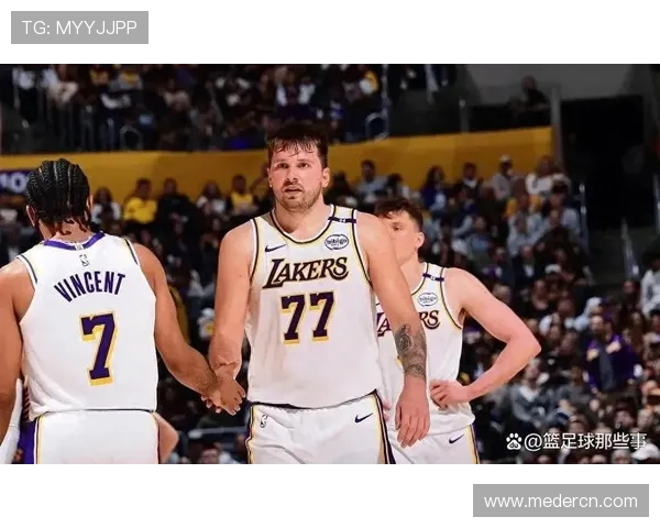 NBA最新动态：詹姆斯复出带领湖人力克勇士 东契奇三双助独行侠大胜太阳