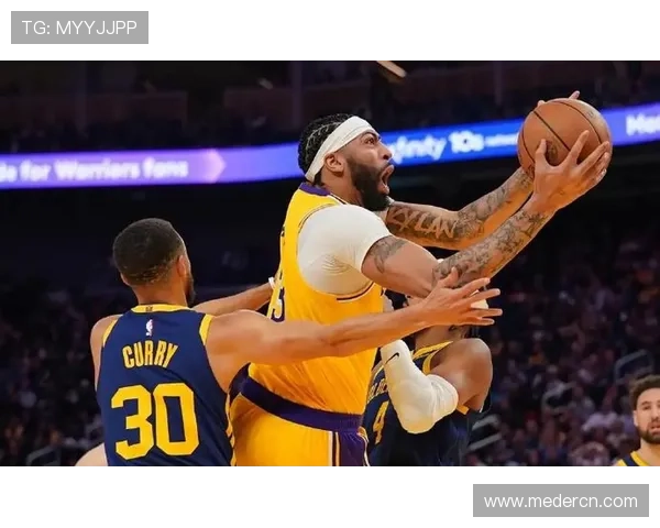 詹姆斯复出带队大胜 勇士库里缺阵湖人主场轻松取胜